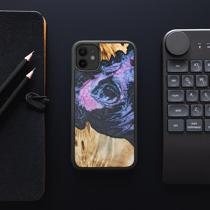 iPhone 11 Handyhülle aus Harz und Holz - Synergy#F25