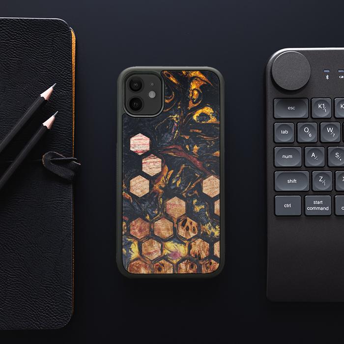 iPhone 11 Handyhülle aus Harz und Holz - Synergy#F26