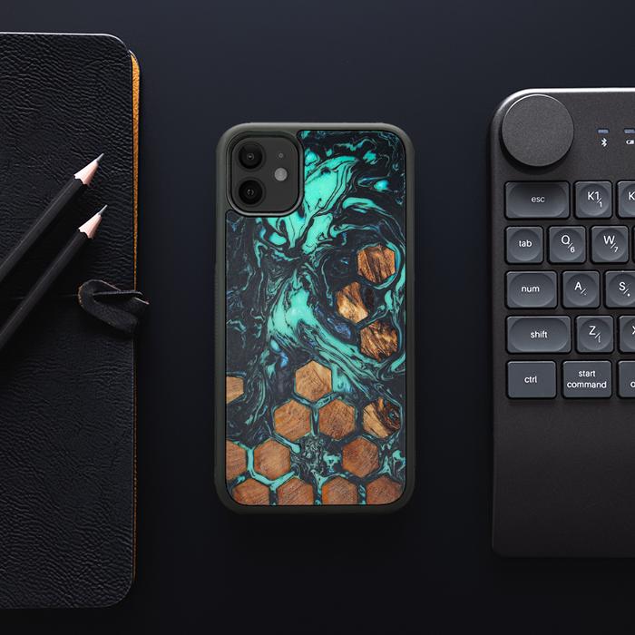 iPhone 11 Handyhülle aus Harz und Holz - Synergy#F28