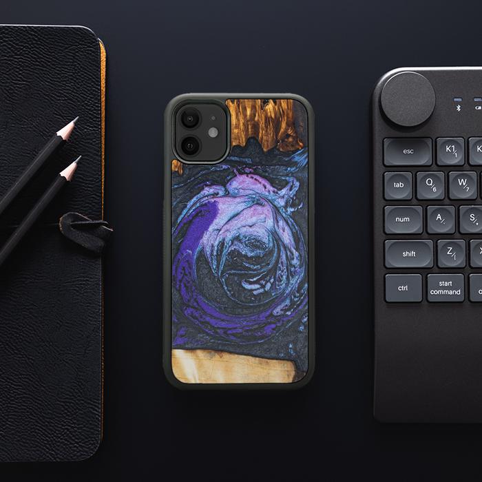 iPhone 11 Handyhülle aus Harz und Holz - Synergy#F34