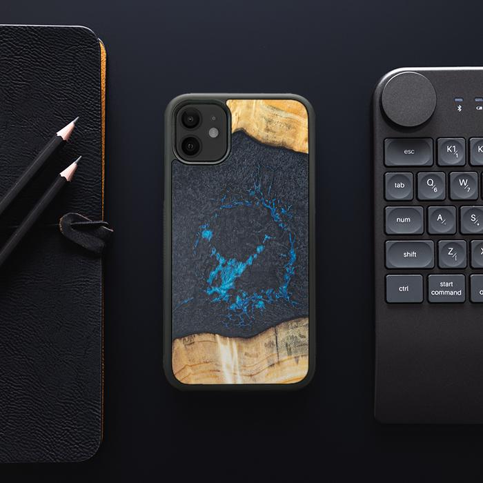 iPhone 11 Handyhülle aus Harz und Holz - Synergy#F35
