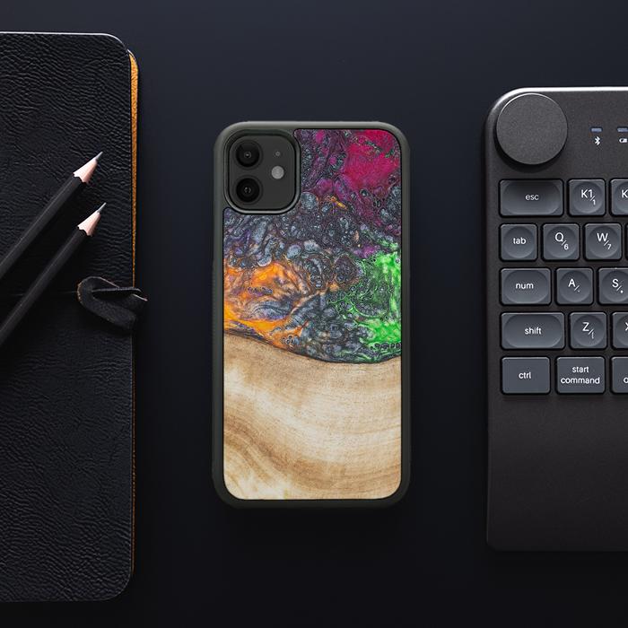 iPhone 11 Handyhülle aus Harz und Holz - Synergy#F6