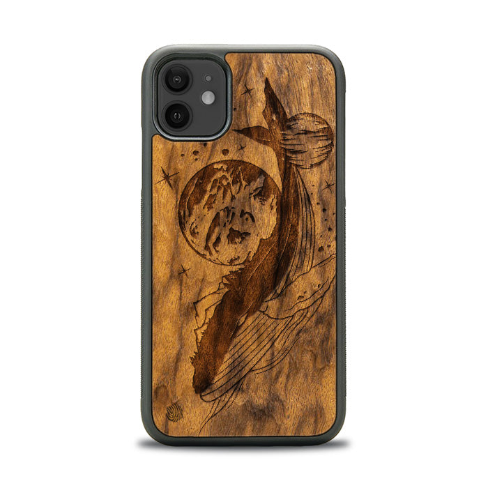 iPhone 11 Handyhüllen aus Holz – Kosmischer Wal