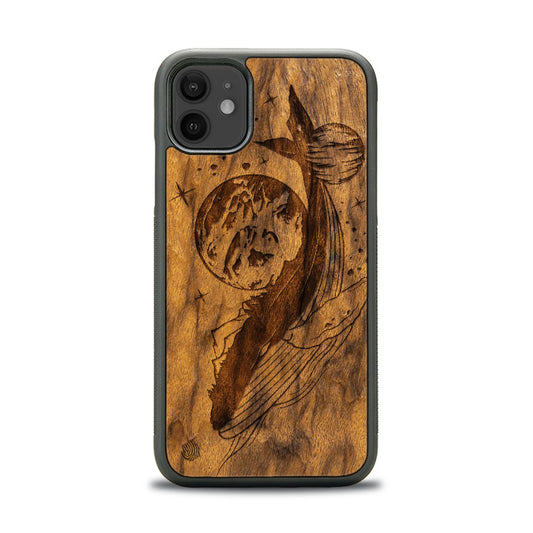 iPhone 11 Handyhüllen aus Holz – Kosmischer Wal