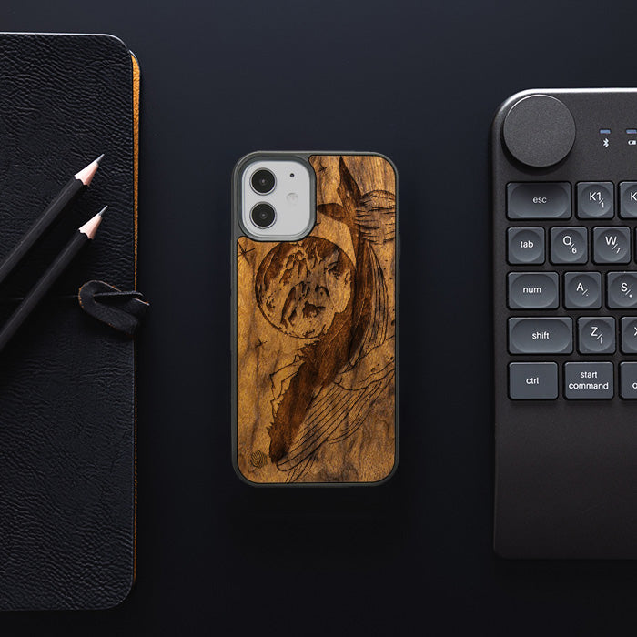 iPhone 12 Mini Handyhülle aus Holz - Kosmischer Wal