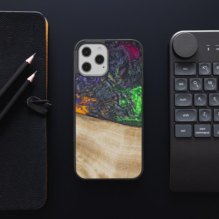 iPhone 12 Pro Max Handyhülle aus Harz und Holz - Synergy#F10