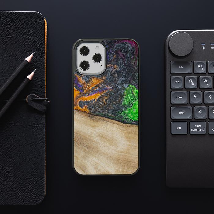 iPhone 12 Pro Max Handyhülle aus Harz und Holz - Synergy#F15