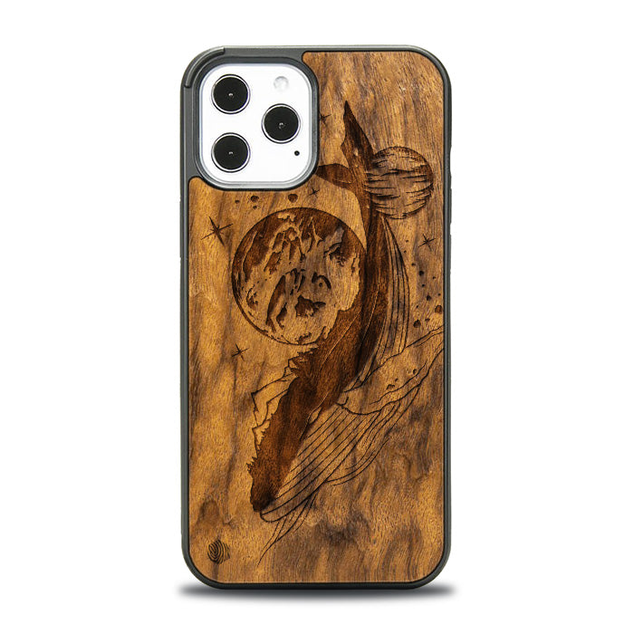 iPhone 12 Pro Max Handyhülle aus Holz - Kosmischer Wal