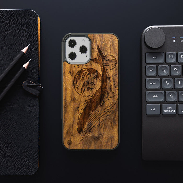 iPhone 12 Pro Max Handyhülle aus Holz - Kosmischer Wal