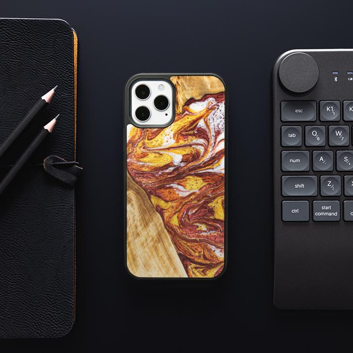 iPhone 12 Pro Handyhülle aus Harz und Holz - Synergy#E4