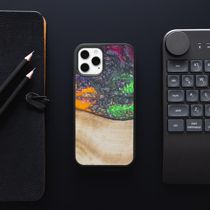 iPhone 12 Pro Handyhülle aus Harz und Holz - Synergy#F1