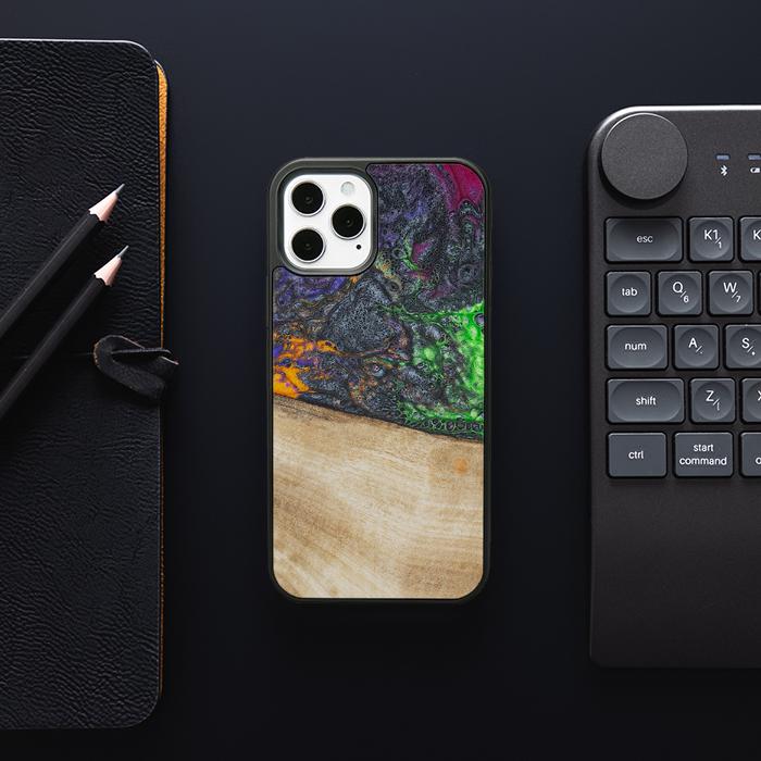 iPhone 12 Pro Handyhülle aus Harz und Holz - Synergy#F10