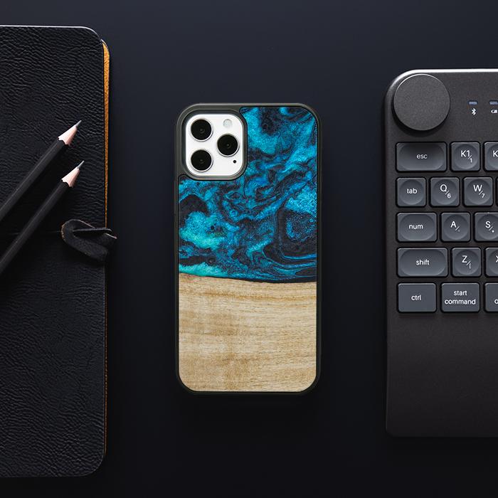iPhone 12 Pro Handyhülle aus Harz und Holz - Synergy#F11