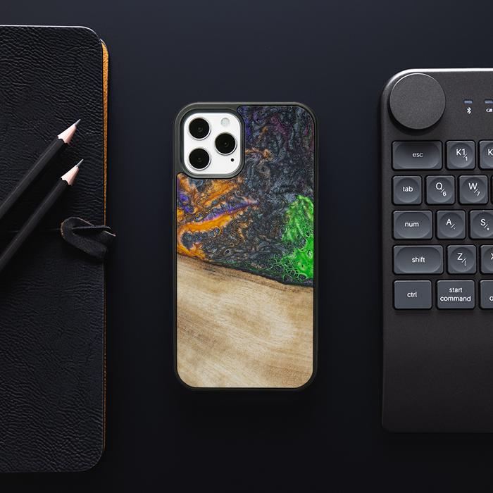 iPhone 12 Pro Handyhülle aus Harz und Holz - Synergy#F15