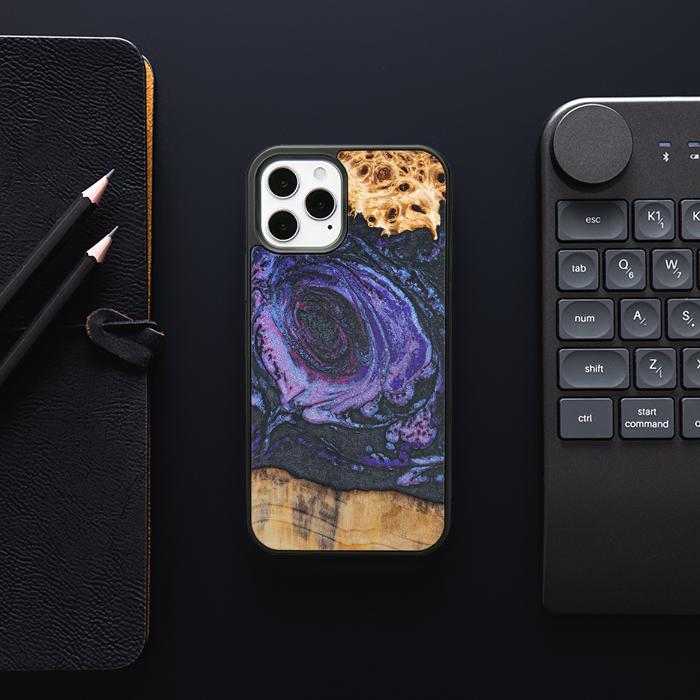 iPhone 12 Pro Handyhülle aus Harz und Holz - Synergy#F24