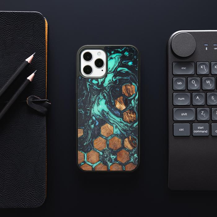 iPhone 12 Pro Handyhülle aus Harz und Holz - Synergy#F28