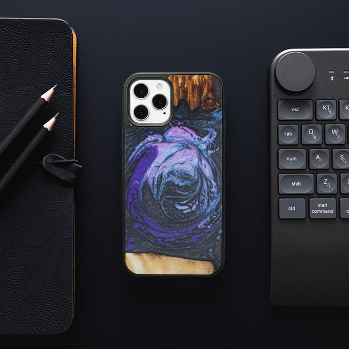 iPhone 12 Pro Handyhülle aus Harz und Holz - Synergy#F34