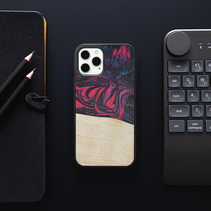 iPhone 12 Pro Handyhülle aus Harz und Holz - Synergy#F5