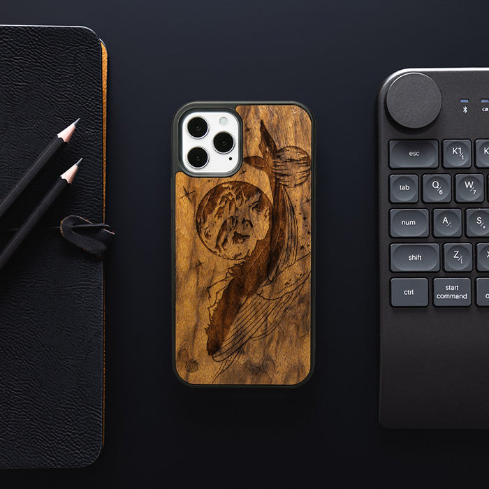 iPhone 12 Pro Handyhülle aus Holz - Kosmischer Wal