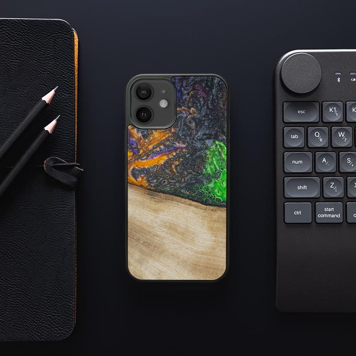 iPhone 12 Handyhülle aus Harz und Holz - Synergy#F15