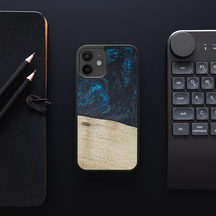 iPhone 12 Handyhülle aus Harz und Holz - Synergy#F17