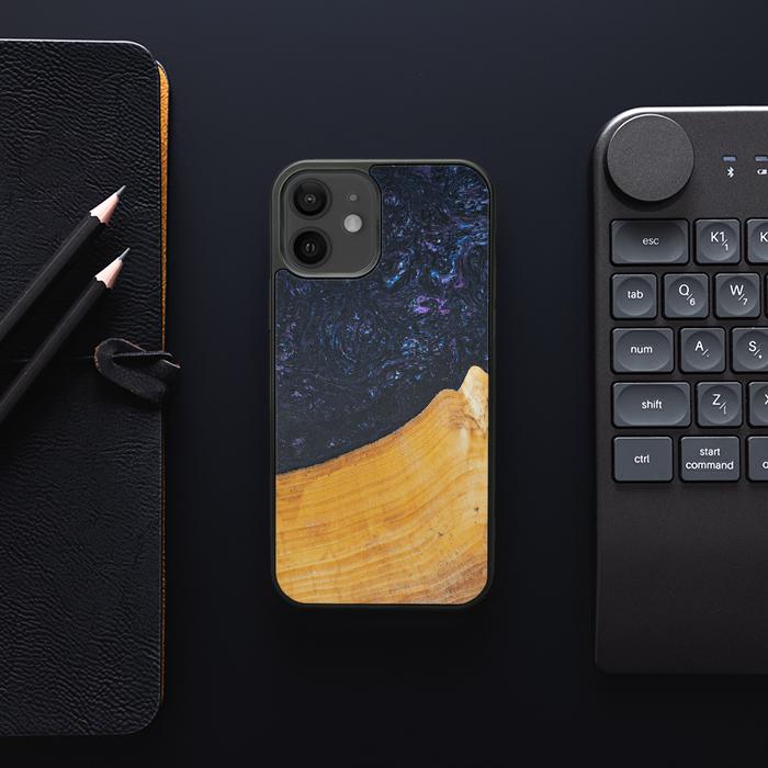 iPhone 12 Handyhülle aus Harz und Holz - Synergy#F37