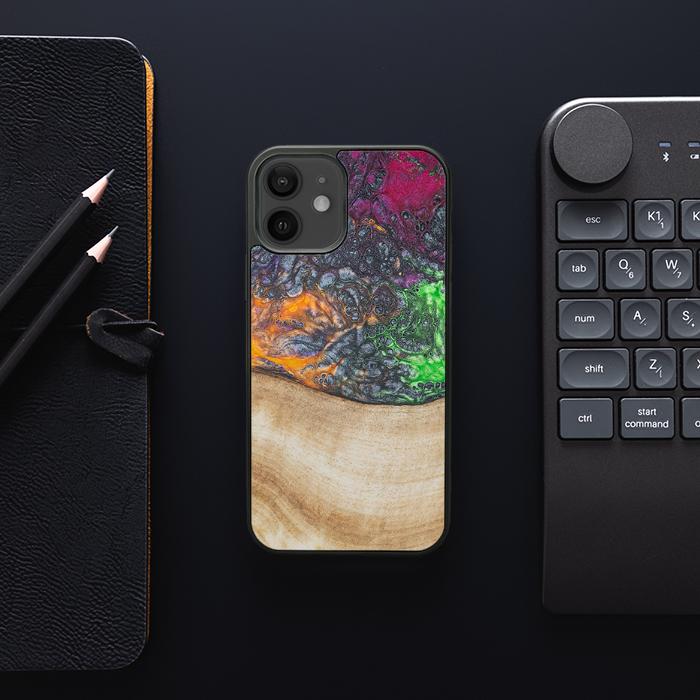 iPhone 12 Handyhülle aus Harz und Holz - Synergy#F6