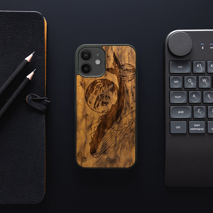 iPhone 12 Handyhüllen aus Holz – Kosmischer Wal
