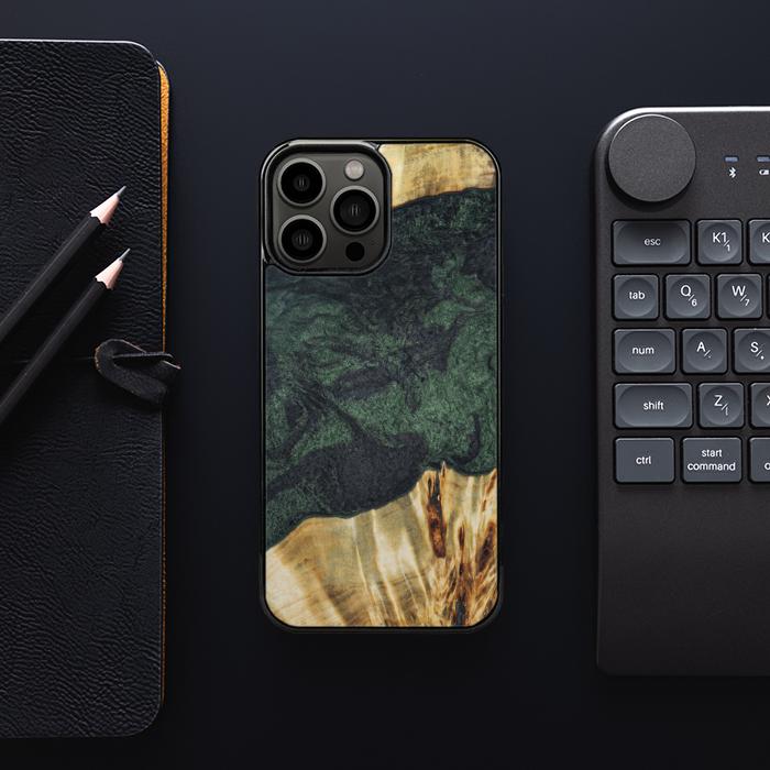 iPhone 13 Pro Max Handyhülle aus Harz und Holz - Synergy#E14