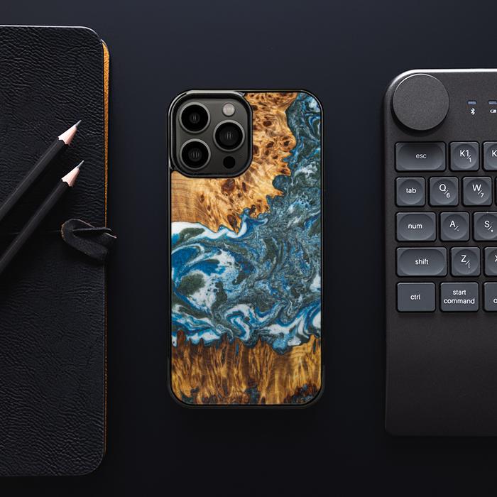 iPhone 13 Pro Max Handyhülle aus Harz und Holz - Synergy#E17