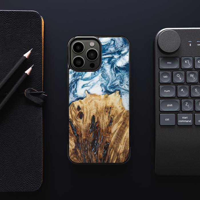 iPhone 13 Pro Max Handyhülle aus Harz und Holz - Synergy#E23