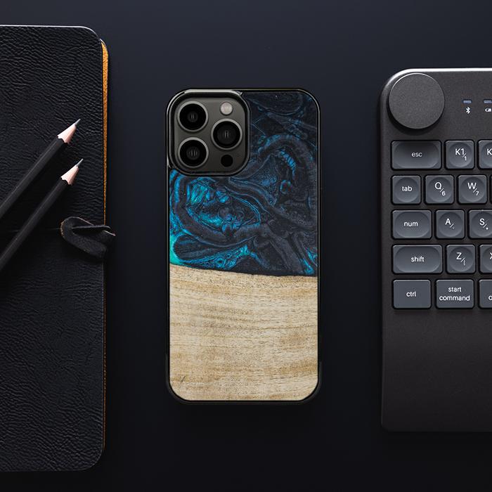 iPhone 13 Pro Max Handyhülle aus Harz und Holz - Synergy#F13