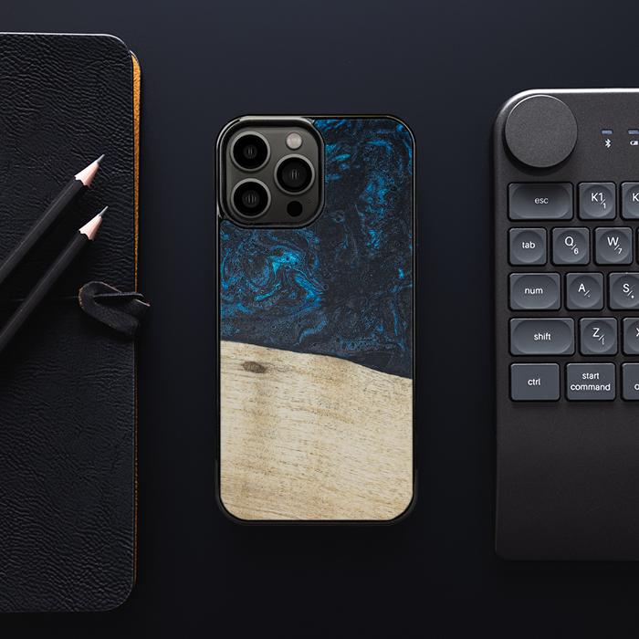 iPhone 13 Pro Max Handyhülle aus Harz und Holz - Synergy#F17