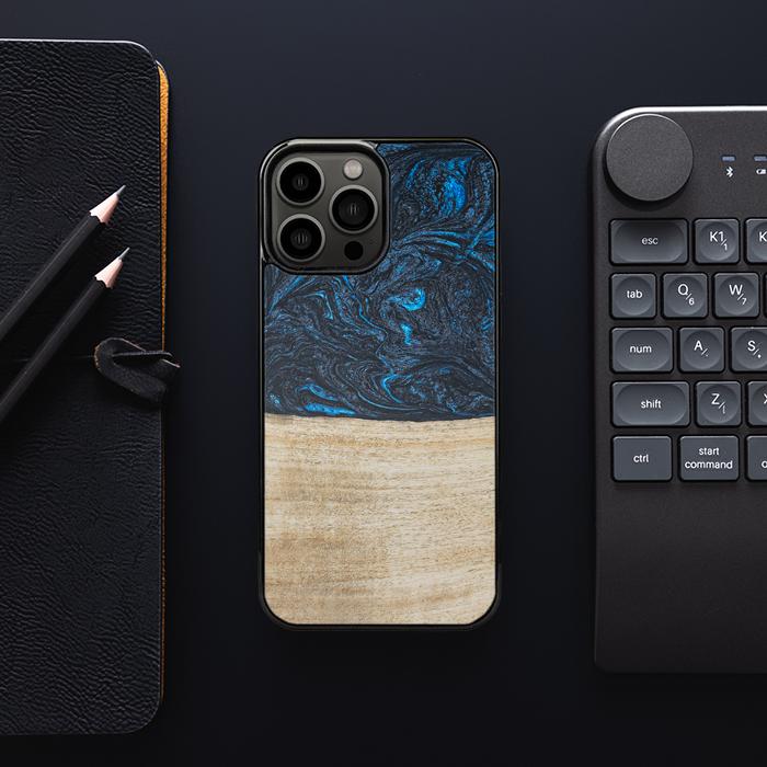 iPhone 13 Pro Max Handyhülle aus Harz und Holz - Synergy#F19