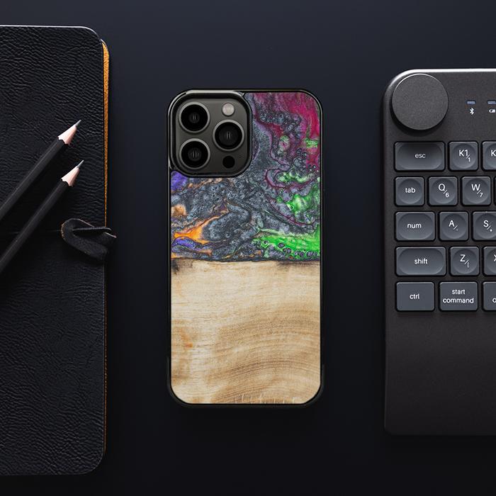 iPhone 13 Pro Max Handyhülle aus Harz und Holz - Synergy#F2