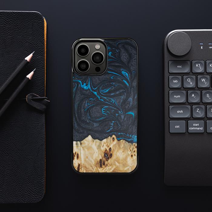iPhone 13 Pro Max Handyhülle aus Harz und Holz - Synergy#F21