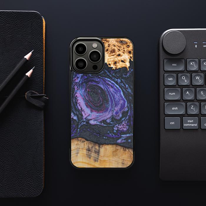 iPhone 13 Pro Max Handyhülle aus Harz und Holz - Synergy#F24