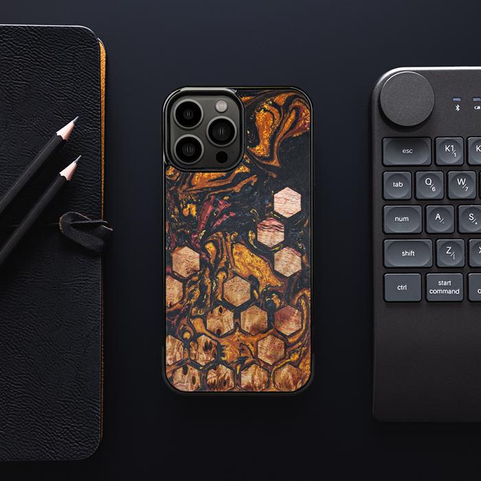 iPhone 13 Pro Max Handyhülle aus Harz und Holz - Synergy#F38