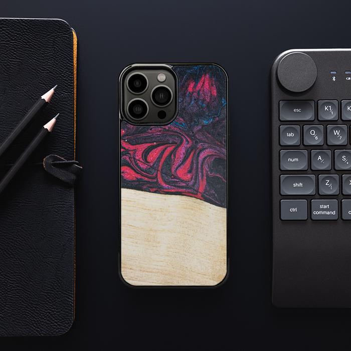 iPhone 13 Pro Max Handyhülle aus Harz und Holz - Synergy#F5