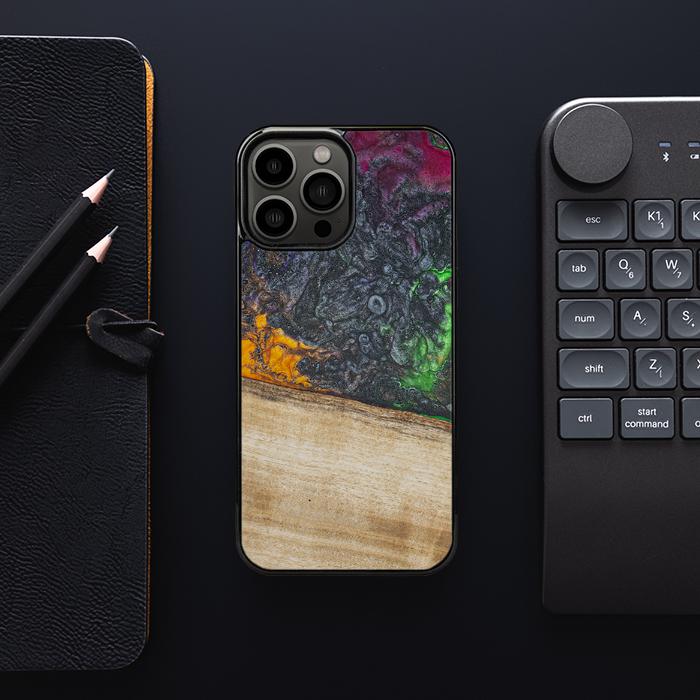 iPhone 13 Pro Max Handyhülle aus Harz und Holz - Synergy#F8