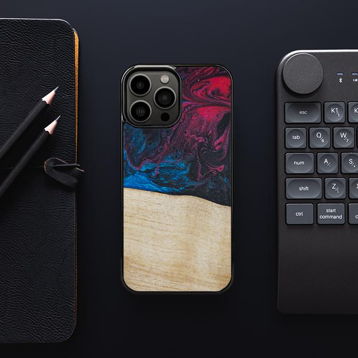 iPhone 13 Pro Max Handyhülle aus Harz und Holz - Synergy#F9