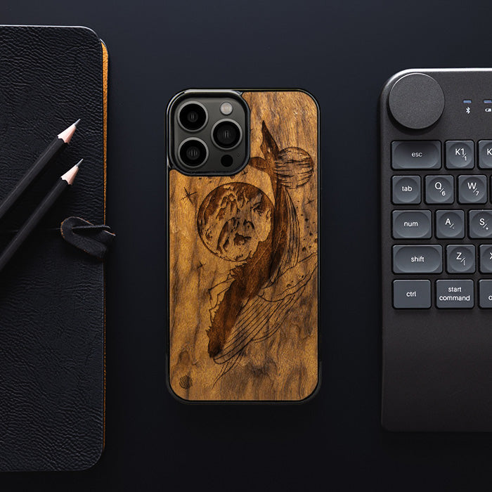 iPhone 13 Pro Max Handyhülle aus Holz - Kosmischer Wal