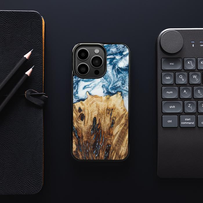 iPhone 13 Pro Handyhülle aus Harz und Holz - Synergy#E23