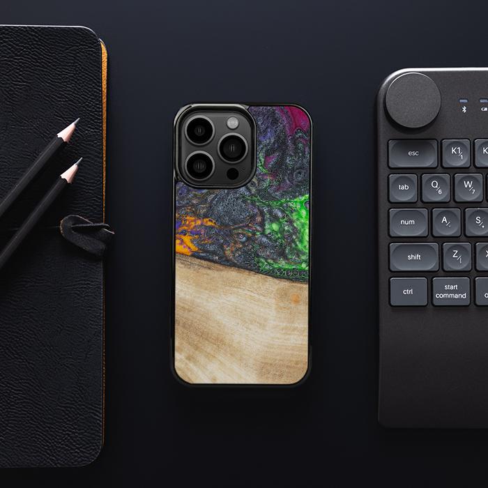 iPhone 13 Pro Handyhülle aus Harz und Holz - Synergy#F10