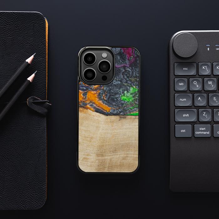 iPhone 13 Pro Handyhülle aus Harz und Holz - Synergy#F16