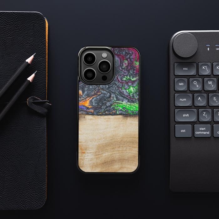 iPhone 13 Pro Handyhülle aus Harz und Holz - Synergy#F2