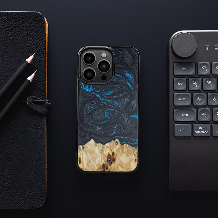 iPhone 13 Pro Handyhülle aus Harz und Holz - Synergy#F21