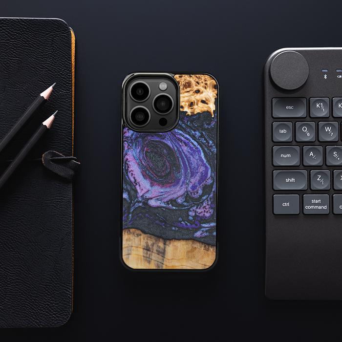 iPhone 13 Pro Handyhülle aus Harz und Holz - Synergy#F24