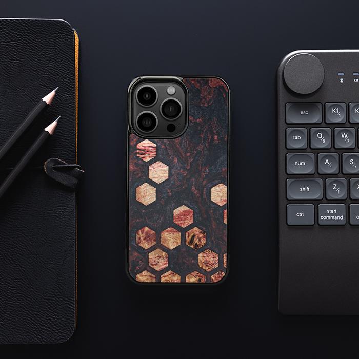 iPhone 13 Pro Handyhülle aus Harz und Holz - Synergy#F27