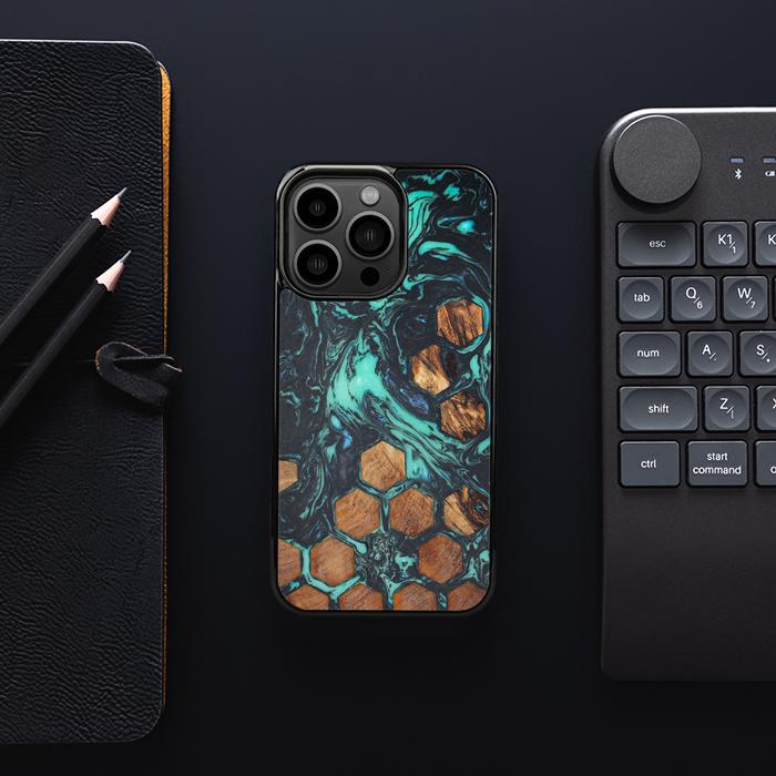 iPhone 13 Pro Handyhülle aus Harz und Holz - Synergy#F28